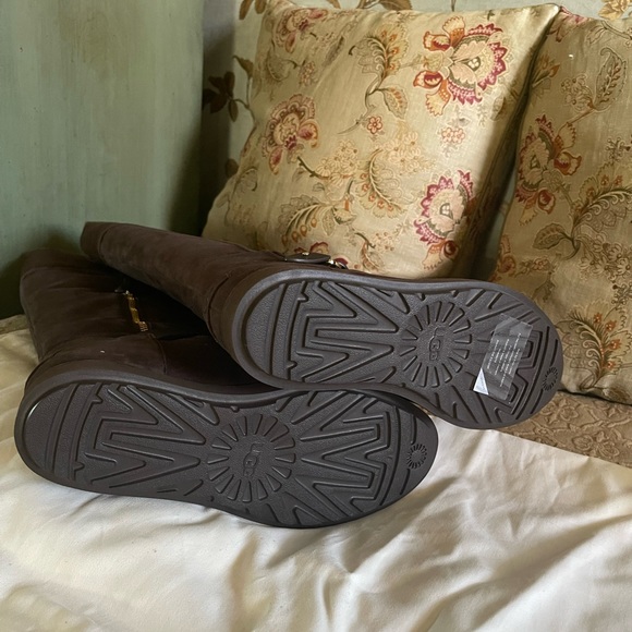 Ugg Tall Classic Berge Boot - Picture 6 of 6